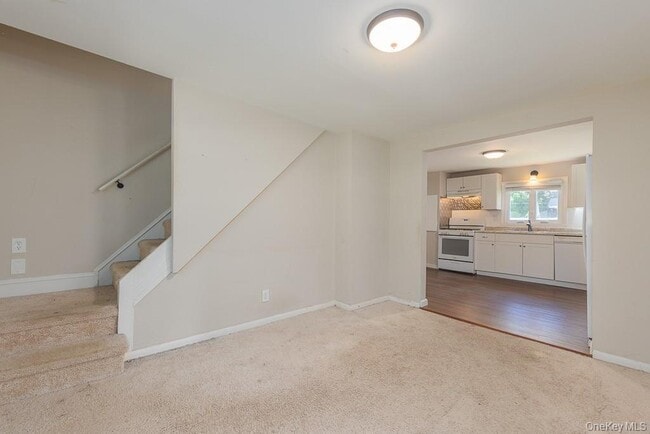 Foto del edificio - 119 E Village Rd