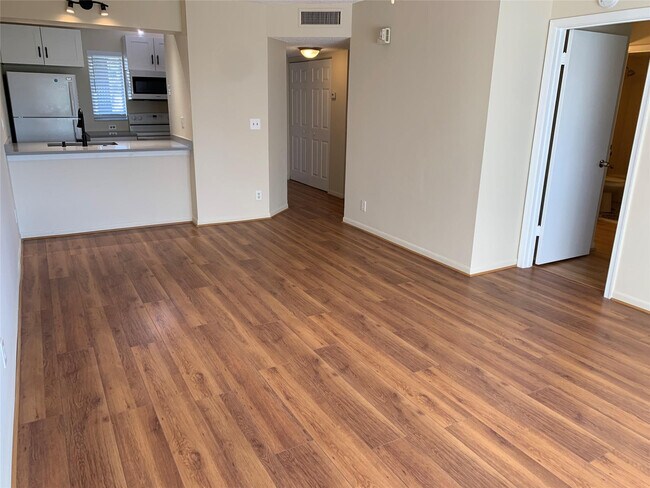 Building Photo - 10038 Twin Lakes Dr