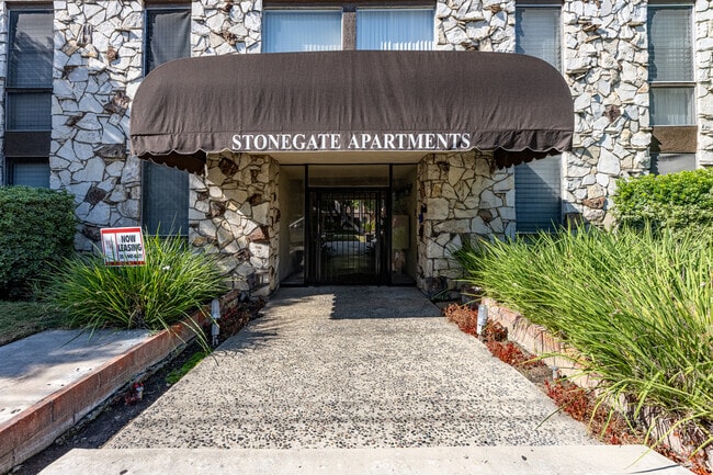 Entrada - Stonegate Apartments