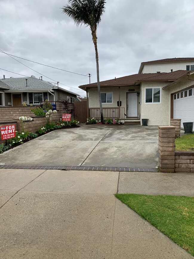 Building Photo - Lomita - Traditional Style - 4 bd / 2 ba H...