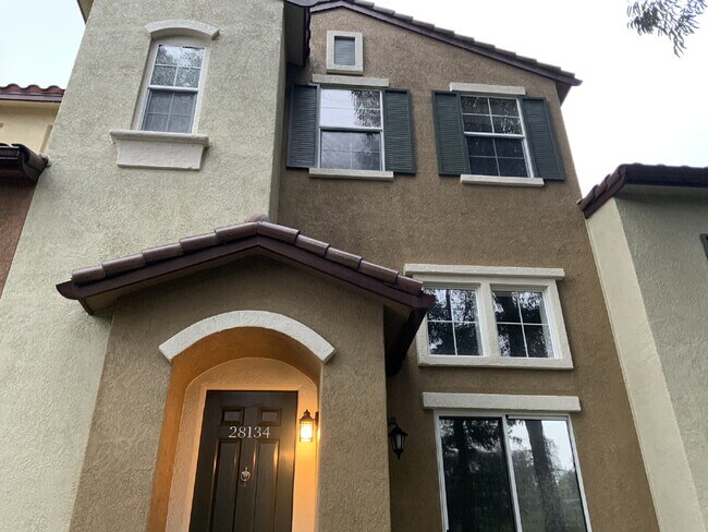 Foto del edificio - Beautiful Valencia Townhome in the Highly Desirable Village Walk Community