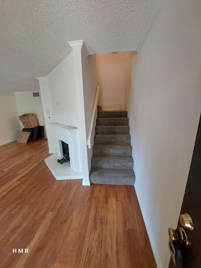 Building Photo - 3 bedrooms 3 baths in San Dimas Glenwood T...