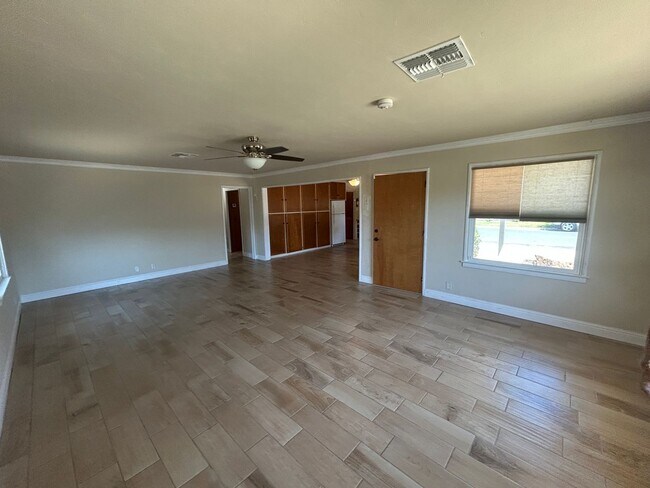 Foto del edificio - Wow, ready for move in, large updated home...