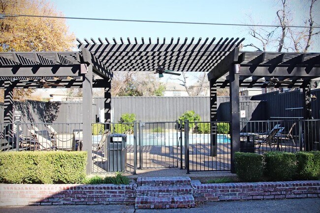Foto del edificio - 4749 Bradford Dr