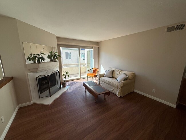 Building Photo - Charming 1-Bedroom Townhome with Attached 2-Car Garage in Tierrasanta