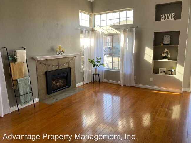 Building Photo - 3 br, 2.5 bath House - 260 Moon Dance