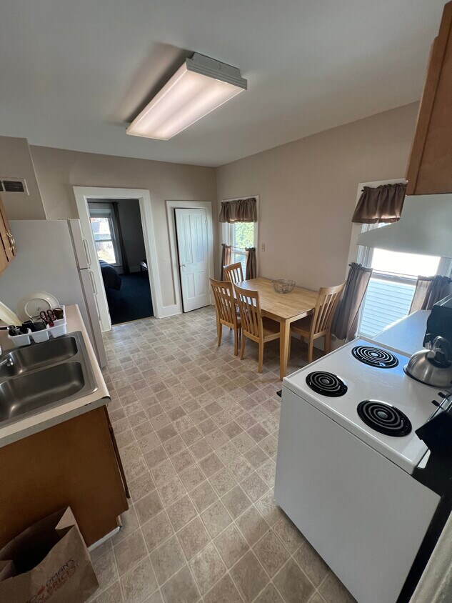 1808 Loomis St Unit Upper, La Crosse, WI 54603 Apartments in La