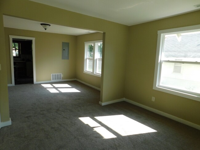 Building Photo - Beautifully remodeled 2 bedroom/1 bath hou...