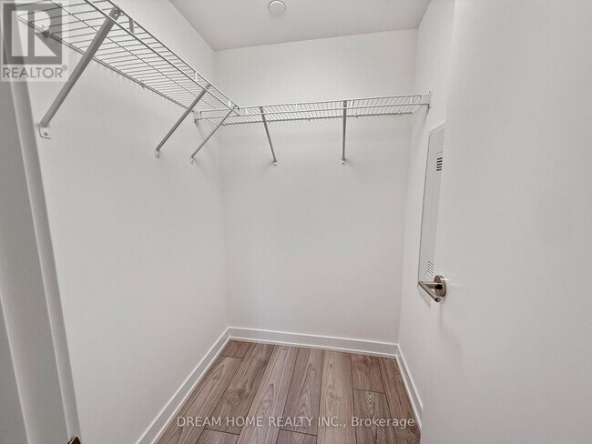 Photo du bâtiment - 110 Broadway Ave