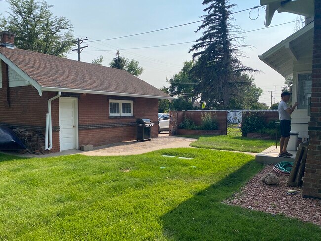 Garage w/backyard - 1323 W 31st St