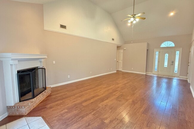 Building Photo - AVAILABLE NOW! (No Pets)