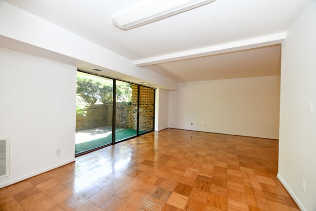 Building Photo - 7901 Dassett Ct