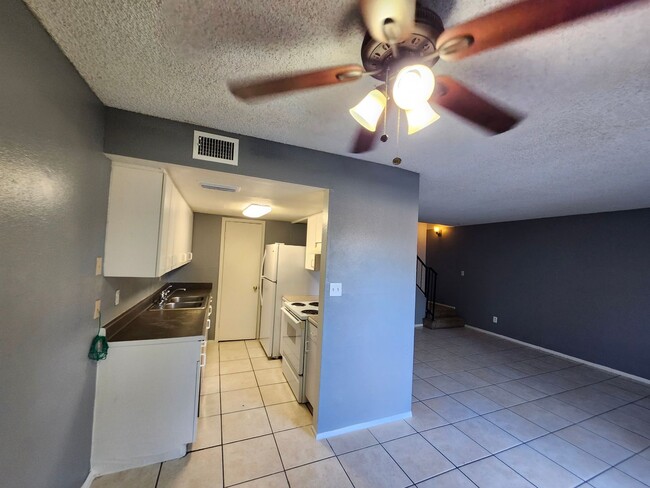 Building Photo - Charming 2-Bedroom Townhome