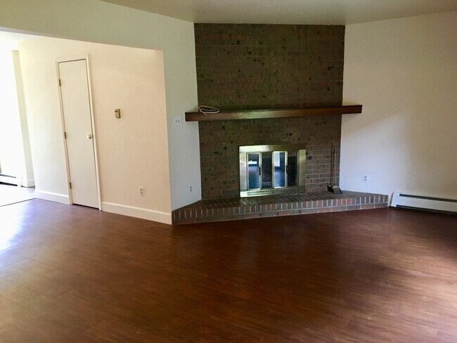 Foto del edificio - Beautiful Two-story, 3 Bed, 1.5 Bath Condo 1/2 Mile from CSU!