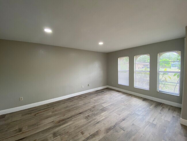 Foto del edificio - 2210 Marilyn Ln