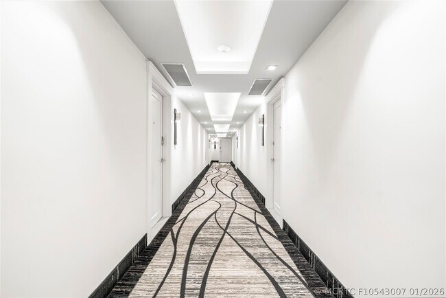 Foto del edificio - 3180 S Ocean Dr