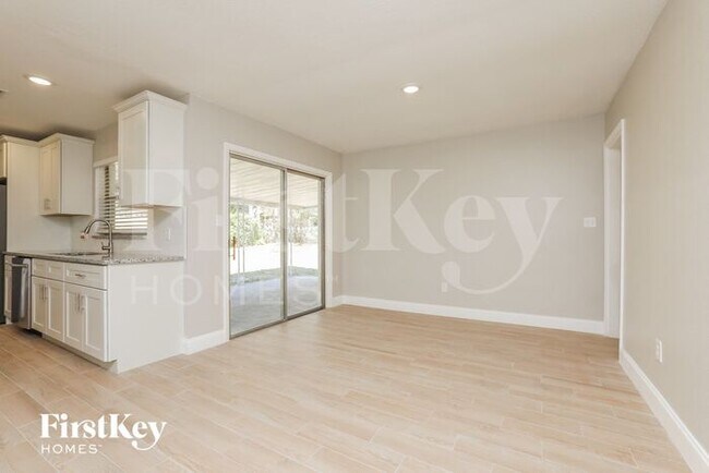 Building Photo - 7033 Crestlake Dr