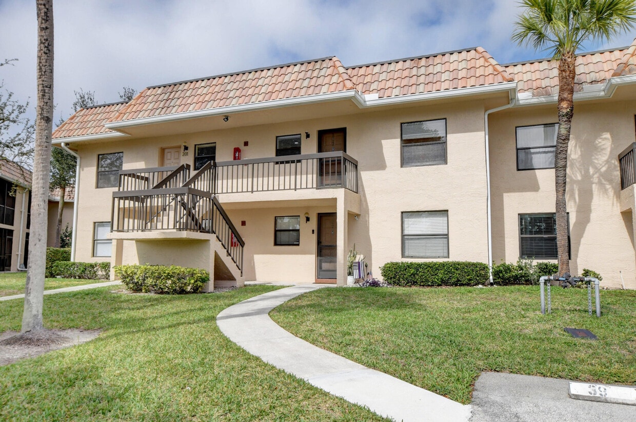 6748 Palmetto Cir S Unit 202, Boca Raton, FL 33433 Condo for Rent in