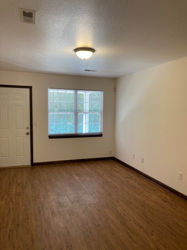 Building Photo - 1729 Louise Dr SE