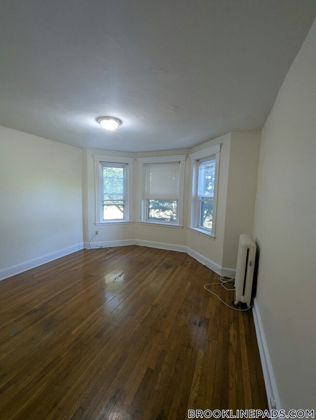 Building Photo - 364 Riverway