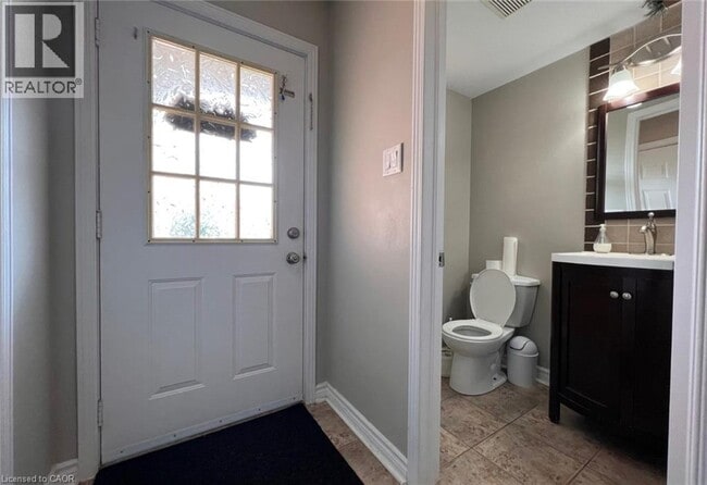 Building Photo - 831 Deveron Crescent