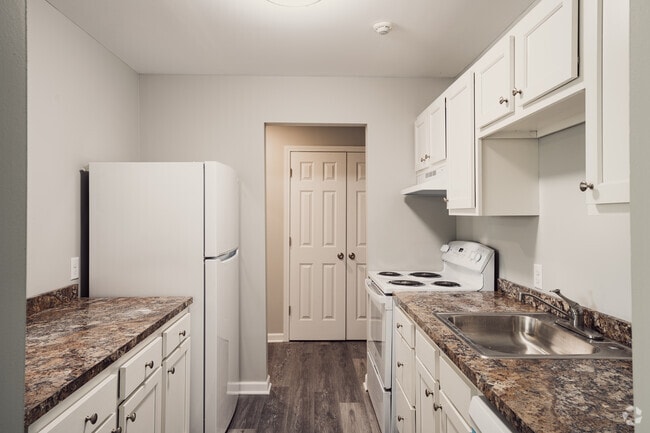 3BR, 2BA - 1100SF - Kitchen - Brickstone Manor