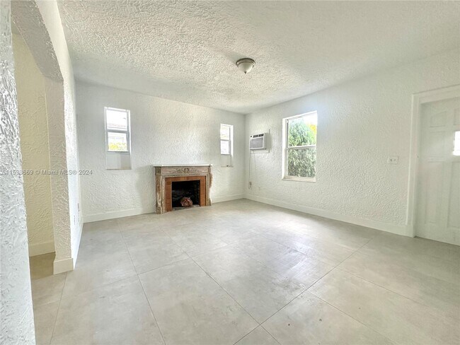 Building Photo - 30 NW 32nd Pl