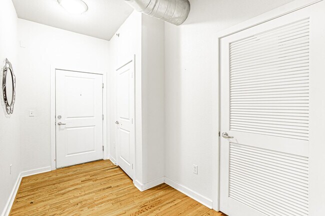 Foto del edificio - Gorgeous 2 Bed 2 Bath Condo with Reserved ...