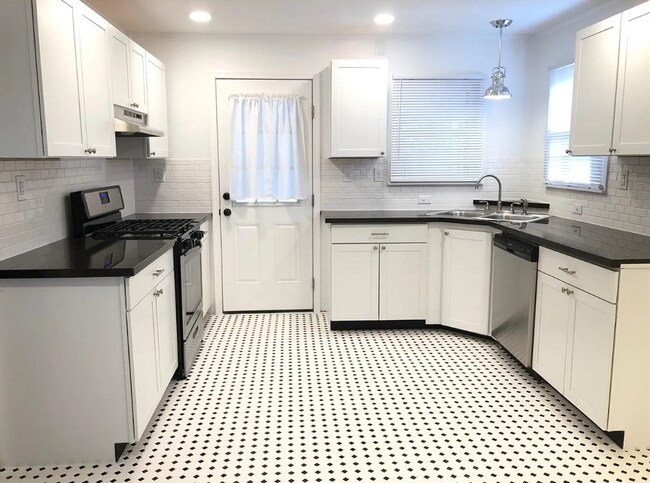 Foto del edificio - Charming Four-Bedroom Home Close to TTU Ready for Summer 2026