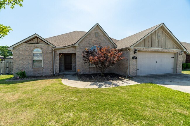 Building Photo - Beautiful 4-bedroom 2 bath Home in Centert...