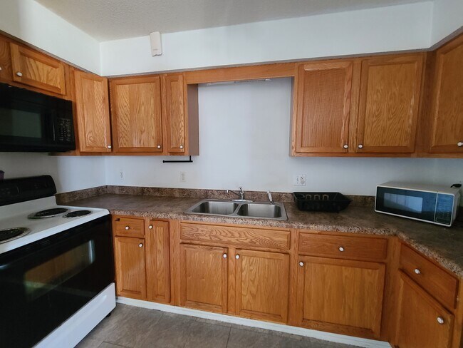 Building Photo - 3541 Kings Dr