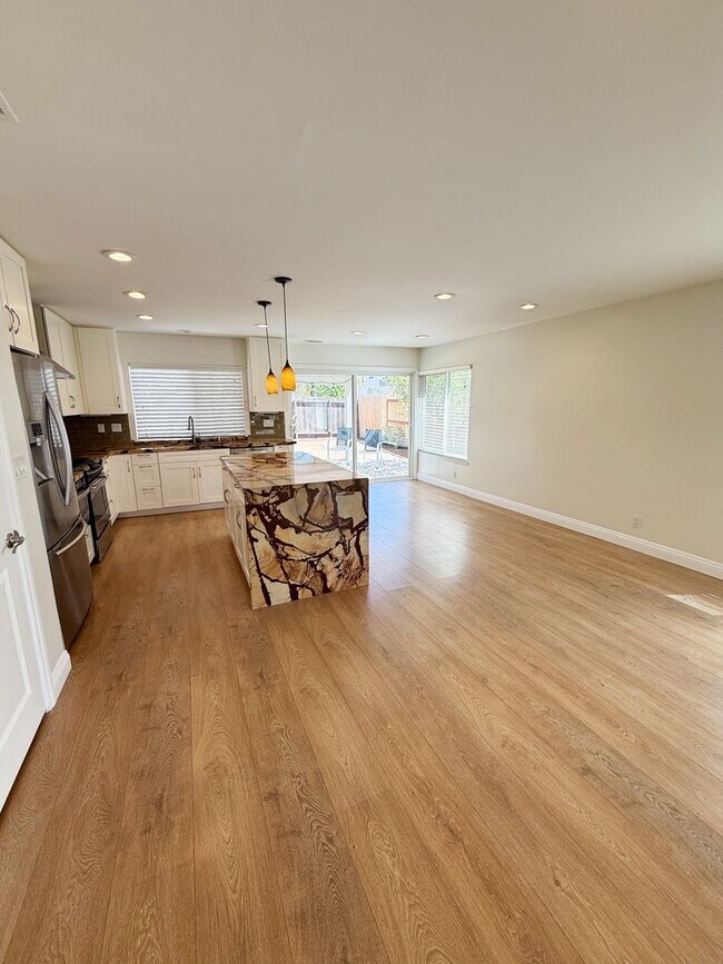 Foto del edificio - Beautifully Upgraded 4 Bed/2 Bath Single-L...