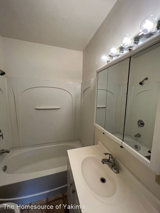 Foto del edificio - 3 br, 1 bath House - 904 Queen Ave