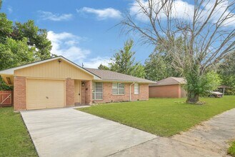 Building Photo - 4319 Howcher St