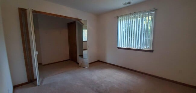 Building Photo - Two Bedroom Condo in Stadium Meadows!