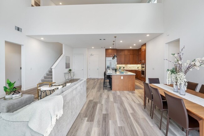 Foto del edificio - Gorgeous penthouse condo in East Industrial neighborhood – Fremont!