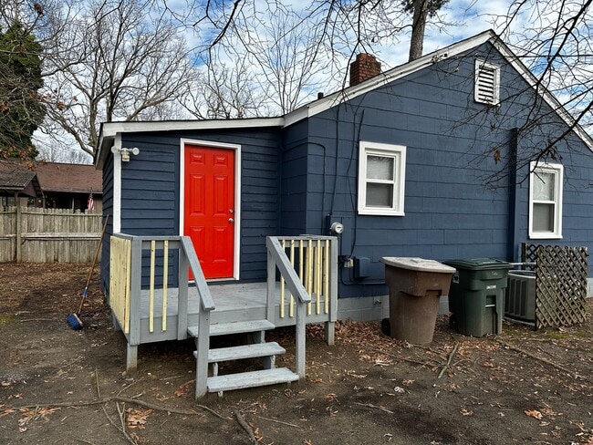 Building Photo - Recently Remodeled!