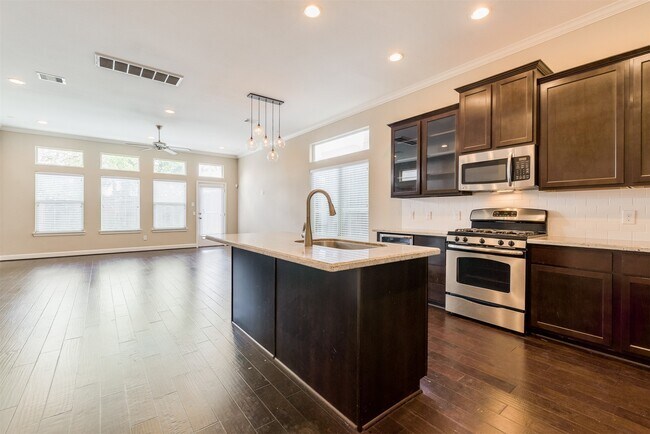 Foto del edificio - 5807 Larkin St