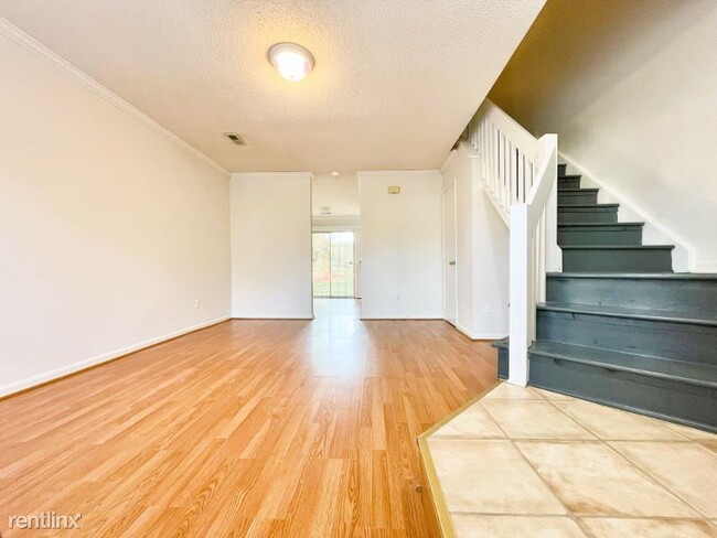 Building Photo - 2 br, 1.5 bath Townhome - 6103 Windsor Gat...