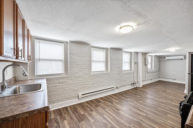 Foto del edificio - 107 NE Roanoke Ave