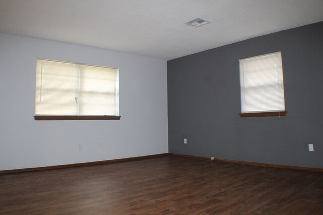 Building Photo - 628 Moraine Ave