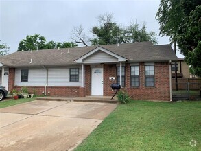 Building Photo - 827 Russell Cir