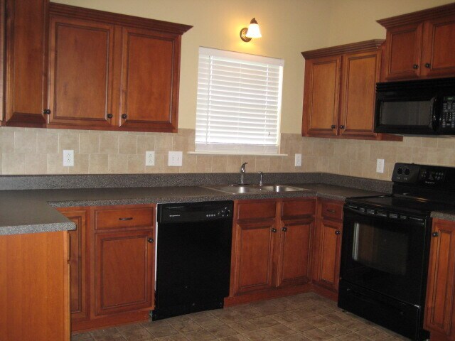 Foto del edificio - 3013 Community Cir