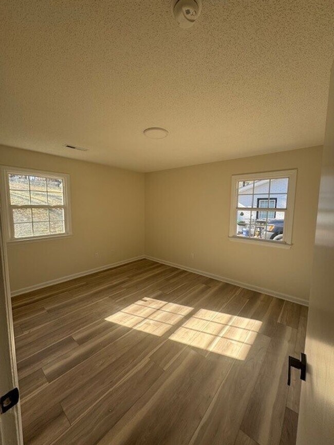 Building Photo - ****** HALF OFF FIRST FULL MONTH OF RENT!! ******