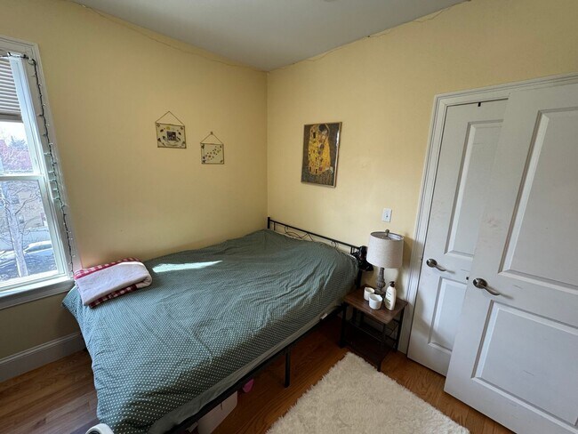 Building Photo - In-Unit Laundry, Central Heat/AC, Parking ...