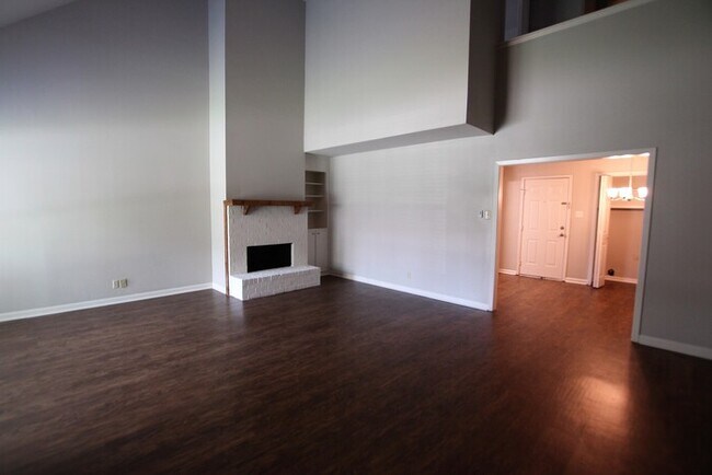 Building Photo - Tour Today! 3 Bed 2 Bath Town Home in Tyle...