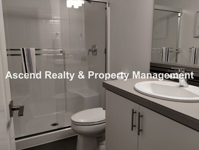 Building Photo - Like New 4 Bed Beauty Full Bed & Bath on M...