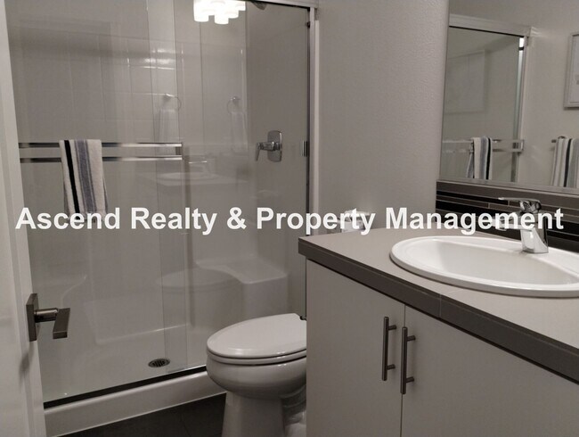 Foto del edificio - Like New 4 Bed Beauty Full Bed & Bath on Main Next to Commonwealth Lake & Minutes to Cedar Hills ...