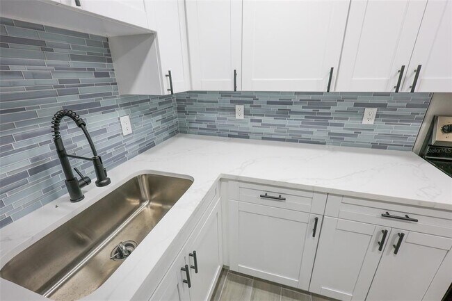 Foto del edificio - 14906 N Bayshore Dr