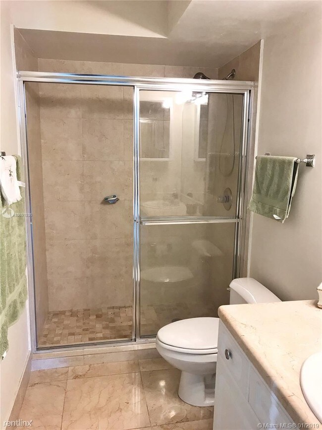 Foto del edificio - 3 br, 2 bath  - 5900 Collins Ave # 44
